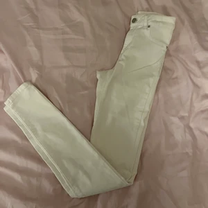 Vita jeans - Vita skinny jeans i bra skick! I storlek XS. De är hellånga på mig som är 167cm lång. 