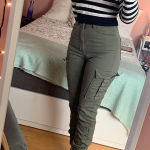 cargo pants - ett par supersnygga khakifärgade cargobyxor från bik bok! är i storlek 38 men är lite för korta för mig som är 163 cm, passar liksom mer som en kort 36 💗 kan mötas eller skicka ✨ frakt diskuteras :)