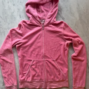 Juicy Couture hoodie  - Juicy Couture hoodie i rosa frotté. Deras gamla original design. 