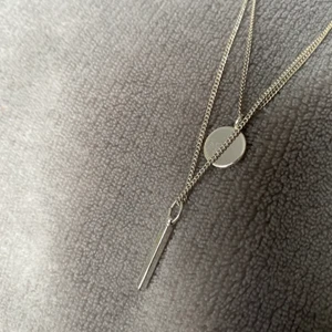  silverhalsband  - Ett enkelt silverhalsband från hm🌸 Använt fåtal gånger 💛