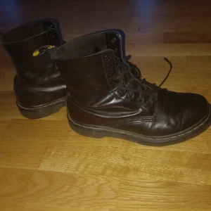 Dr Martins  - Dr martins svarta stl 38. Fint skick normalt slitage