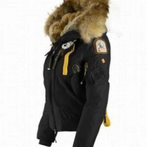 Parajumper jacka - Säljer den här super fina jackan som jag köpte förra året men köpt en ny så den kommer inte till användning. För mer info om jackan osv hör av dig💕