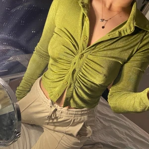 Glittrig topp - Knappar hela vägen ner, som ny