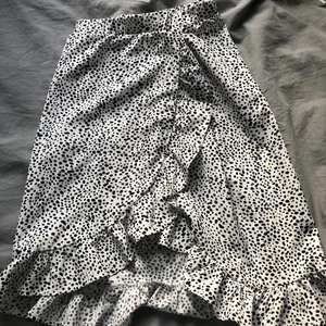 Fin svart vit kjol - Fin svart vit prickid kjol från Shein. Säljer pågrund av kommer inte till användning. Jätte fin och är inte alls nopprig