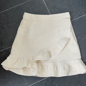 Kjol med volanger - Jättefin kjol med volanger från bikbok! Den är lite tjockare så den funkar som kjol nu i höst också! Knappt använd:)