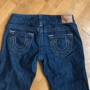 true religion jeans  - de perfekta lågmidjade true religion jeansen😵‍💫