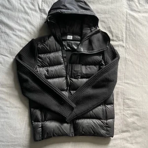 Cp company jacka  - Hej! Säljer en riktigt snygg Cp company jacka i storlek 50. Skick 9/10 Kvitto finns och tagg! Hör av er om ni har frågor