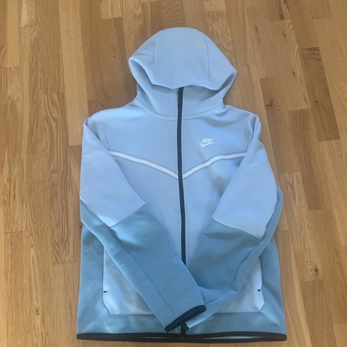 Nike tech fleec storlek M skriv om ni är intresserade