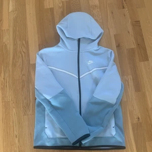 Nike tech fleec storlek M skriv om ni är intresserade  - Säljer denna otroligt sköna Nike tech fleece från Nike  Ny pris 1349 säljer för 899 