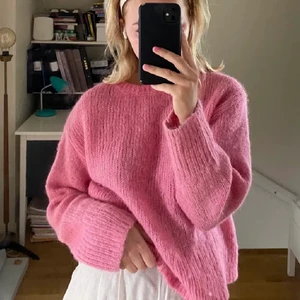 Stickad tröja - så söt stickad rosa tröja från hm!! i okej skick, km privat för flera bilder🤘🏽💕