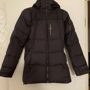 Sail racing vinterjacka storlek M - Som ny, använd ett fåtal gånger och värmer ordentligt på vintern. Priset går att diskutera.