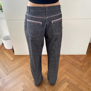 Byxor - Så sköna och snygga jeans, gjort i ett tunt jeansmaterial. Hela byxan har ljusrosa detaljer som man ser på bilden💗🙌🏼