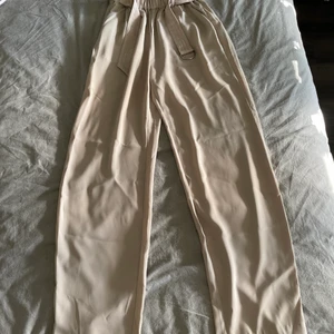 Fin byxor  - Beiga fin byxor från bikbok. Haft dom väldigt länge men knappt använt dom. Kontakta för fler bilder.