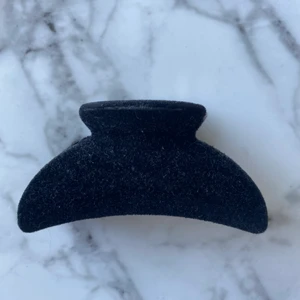 Svart hårklämma med guld  - Gullig hårklämma med guld detaljer💕