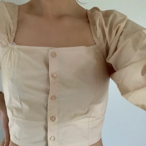 Blus från Na-kd med knappar  - Aldrig använd!