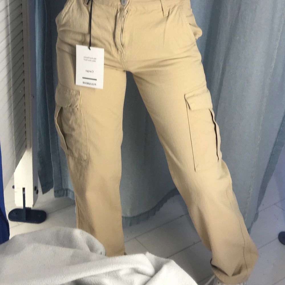 Helt nya BEIGA cargo byxor från pull and bear. använda i ca 4 timmar en gång bara. Säljer därför att jag ångrar färgvalet och inte kan lämna tillbaka dom. Prislappen finns kvar (se sista bilden). (De gröna är precis samma modell som dom beiga. Hade bara tagit bild på de gröna. Så tänk bara do gröna fast beige:)❤️❤️. Jeans & Byxor.