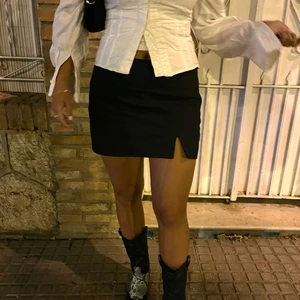 Low waist kjol med slit - Säljer denna oanvända jättesnygga kjolen (oanvänd med tags kvar). Storlek 38, men är liten i storleken och är som en storlek 36