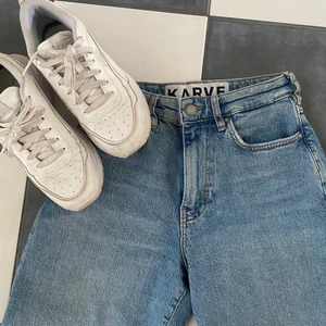 MID-WAIST BLÅA JEANS - Jag säljer nu mina ljusblåa KARVE jeans. De har inga skador på sig, men jag har använt dem en del. Själv är jag ungefär 165 cm och jag tycker att längden är bra, men jag tror absolut att både någon som är kortare respektive längre skulle kunna ha dem. Anledningen till varför jag säljer jeansen är att de helt enkelt inte kommer till användning. Inköpspriset var 1 300 kr om jag kommer ihåg rätt, men eftersom det var länge sedan jag köpte dem säljer jag de ganska billigt💞. Köparen står för frakt!
