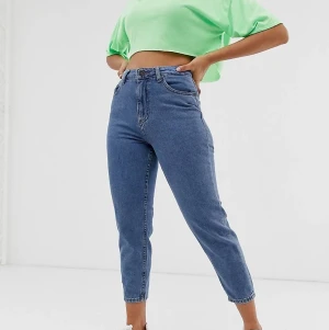 Lost Ink mom jeans  - Blå mom jeans petite, aldrig använda. Storlek L28 W26. Nypris 500 kr. 