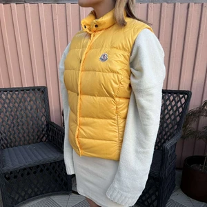 Moncler väst strl 3 - Säljer nu denna underbara moncler väst som är min pojkväns men som blivit för liten med tiden. Västen är äkta. Storlek på västen är 3, dam (motsvarar en s)! Färgen är som mest lik bild nr 1. Extra knappar tillkommer! Hör av dig om du har några frågor! Frakt tillkommer. 🥰