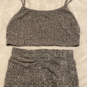 Mjukis set storlek xs  - Set från SHEIN, byxorna är utsvängda och linnet är Croppad, kan skicka fler bilder vid intresse 