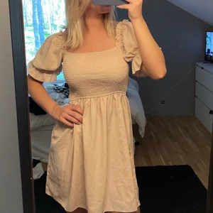 Beige klänning - Jätte fin beige/ljusrosa klänning. Storlek s. 100kr+frakt