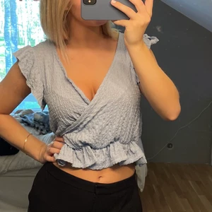 Ljusblå topp - Jätte fin ljusblå topp från monki i storlek XS. 