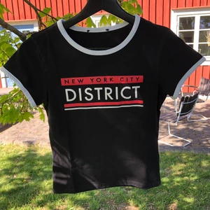 Svart T-shirt i storlek S. - Svart T-shirt med tryck och slim fit i storlek S.