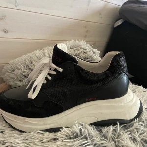 39/40 Holly  - Ett par Holly skor nypris 399kr säljer för 150 kr, använda 2 gånger, vill bli av med allt då de är ivägen, köparen står för frakten 💕