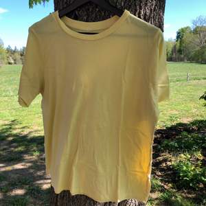 Två olika T-shirts från Gina Tricot i storlek M, en gul och en biege. Är stora i storleken så passar även en L. Priset gäller per tröja. Gratis frakt om man köper båda!