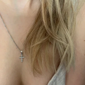 Diamant halsband - Ett fint och diskret halsband med ett litet kors. Små glasdiamanter på hela, ingen har lossnat. Längden får att justera till tre olika längder. Den på bilden är det längsta och den kortaste är ca 5 vem kortare. Jättefint skick. GRATIS FRAKT!!