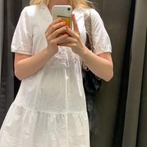 säljer denna jättefina vita klänning från zara köpt förra året, använd ungefär 2 gånger!! säljer pågrund av att den har blivit för liten!!🤍🤍🤍🤍