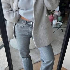 Lånad bild! Super snygga lågmidjade gråa jeans från Gina tricot, aldrig kommit till användning pgv dom är försmå💕