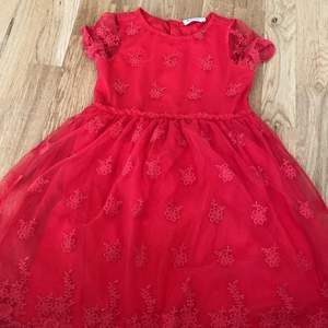 En röd klänning nästan aldrig använd