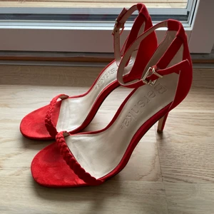 Klackar bershka 38 - Använda 2 ggr. Fint skick! Strl 38