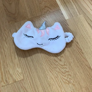 En enhörnings sovmask  - Den är i fint skick och är väldigt gullig och fin och jag har inte Användning för den så hoppas någon annan har det❤️