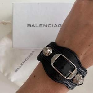 Säljer ett balenciaga armband! Storlek S o i perfekt skick nästan aldrig använt o superbra kvalite😍dustbag, låda o papper o äktahetsbevis tillkommer de går ej o köpa längre men nypris e runt 2000kr ❤️❤️