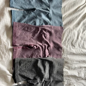 Tränings shorts - 3 st tränings shorts från shein i st M. Dom är lite små i storleken men tycker att dom är lite tajt på mig men annars sitter dom skit snyggt. I höfter har jag ca 96 cm och lår ca 55 och väger ca 62 och är ca 170 lång. Här är länken till shortsen på shein för att kunna se hur dom sitter på https://api-shein.shein.com/h5/sharejump/appsharejump?lan=en&share_type=goods&site=iosshse&localcountry=se&currency=SEK&i