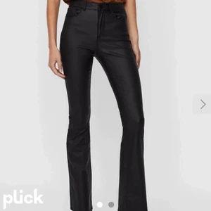 Skinnbyxor  - Jättefina skinnbyxor från Vero Moda i storlek 32 😍 Är rena och i samma skick som när den köptes och pris kan naturligtvis diskuteras💖💖