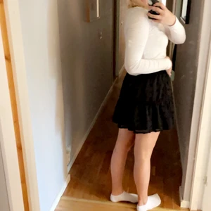 Svart kjol - Svart kjol från shein, säljer då den inte är min stil. Stolek M, säljer för 60kr+frakt,  finns i Borås men kan skickas, osäker på vad frakten ligger på men detta ska kollas upp.