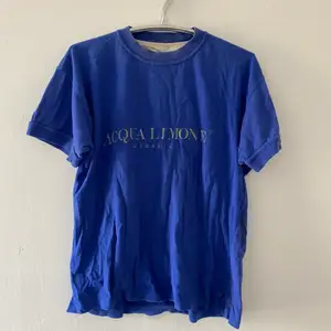 Blå t-shirt från Acqua Limone! 💙 Köparen står för frakten. 📦
