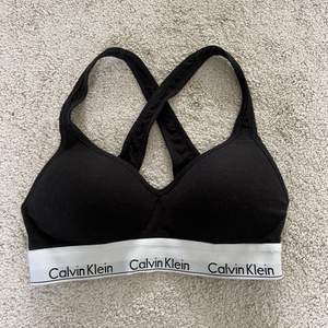 Calvin Klein bh i storlek S, jättesnygg och bekväm men kommer inte till användning. Knappt använd❤️