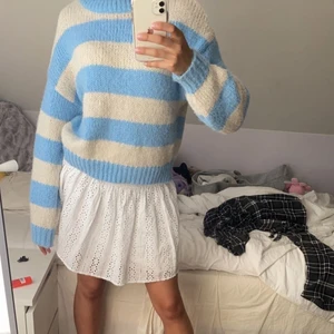 Randig vero Moda tröja - Säljer nu dena mysiga stickade tröjan från Vero Moda. Storlek S men passar både XS och M beroende på hur man vill att den ska sitta. Köpt för 399kr säljer för 250kr. Knappt använd och inga synliga slitningar. 