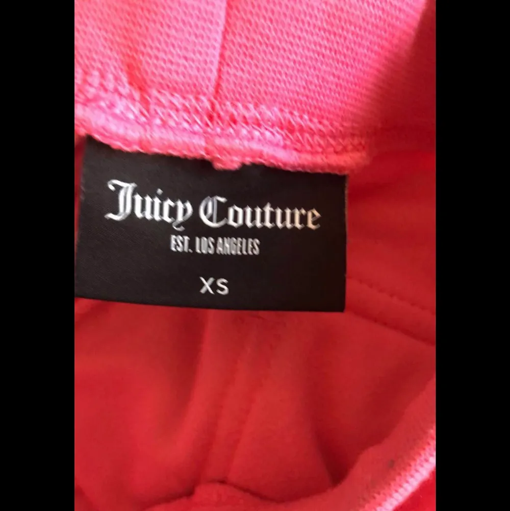 Jag hjälper en kompis sälja dessa juicy couture byxor i strl XS💗 De är i nyskick utan något slitage och använda ca 2 ggr och provade 1 gång💗 Skriv privat för egna bilder💗 Pris kan diskuteras. Startar budgivning om många är intresserade💗. Jeans & Byxor.