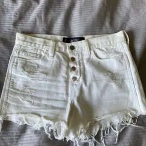 Säljer dessa supersnygga vita jeansshorts från Hollister. Använda 1-2 ggr så de är nästan precis som nya. Storlek w26. 