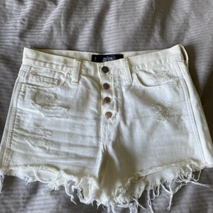 Vita jeansshorts - Säljer dessa supersnygga vita jeansshorts från Hollister. Använda 1-2 ggr så de är nästan precis som nya. Storlek w26. 