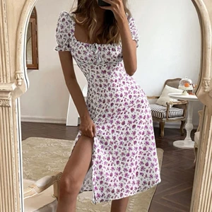 Blommig klänning - Säljer nu denna underbara klänning, blommigt mönster samt dubbelt tyg i storlek small! 🦋 säljer då den tyvärr var för liten för mig😩, men annars så fin och bekväm! Hör av er vid minsta intresse eller fundering 💕💕 spårbar frakt på 57kr tillkommer📦