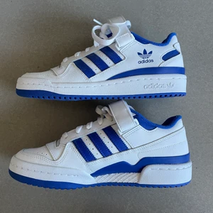 Adidas forum low  - Hej säljer mina Adidas Forum low, aldrig använda bara prövade inomhus! Storlek 38 