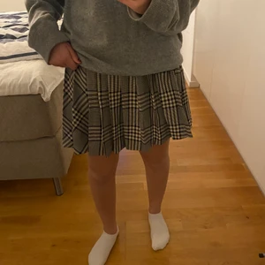 Mini skirt zara - Rutig kjol med knappar där uppe från zara barn , 13-14/ 164
