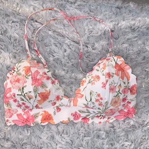 Bikini - En bikini överdel från H&M aldrig använt då den inte passar mig! Storlek 36 och man kan förkorta och förlänga axelbanden! Kan frakta men köparen står för frakten!